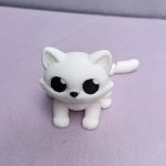 Saját gyártású 3D nyomtatott fehér cica figura, részletgazdag kivitelezéssel